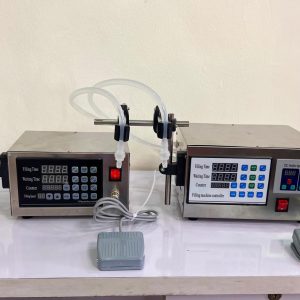 Liquid filling machine